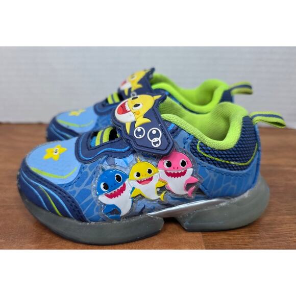 Baby Shark Pink Fong Light Up Toddler Shoes Size 6 - Picture 4 of 7